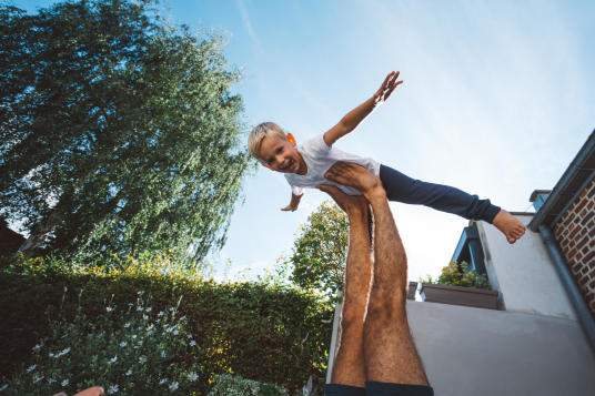 8 postures de yoga enfant facile à faire à la maison 8 postures de yoga enfant facile à faire à la maison