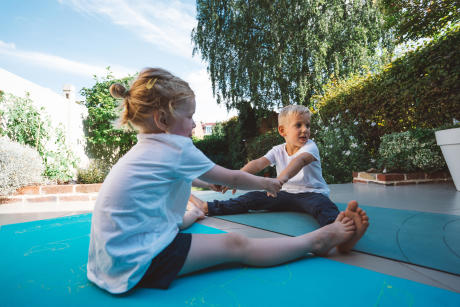 8 postures de yoga enfant facile à faire à la maison 8 postures de yoga enfant facile à faire à la maison