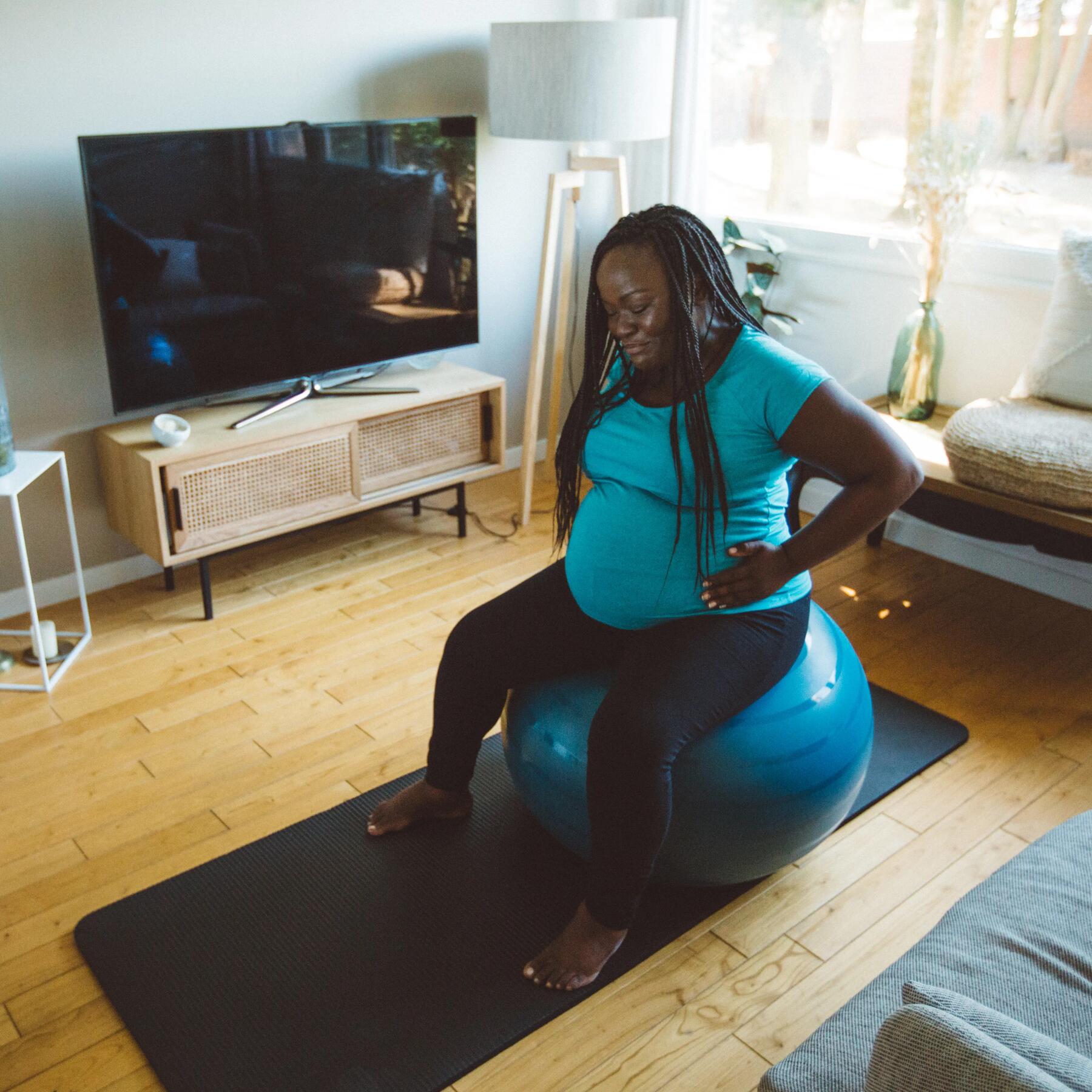 mujer embarazada sobre bola de fitball