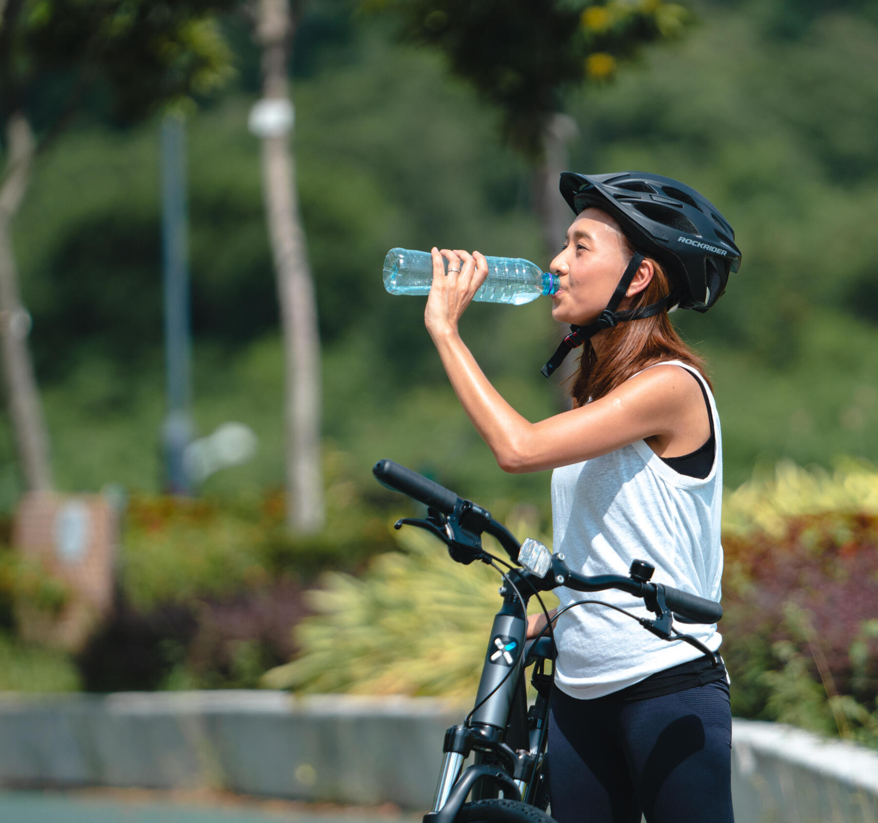 Carry enough water and drinks during cycling