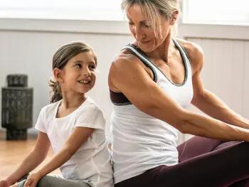 une fille et sa mère qui font du yoga