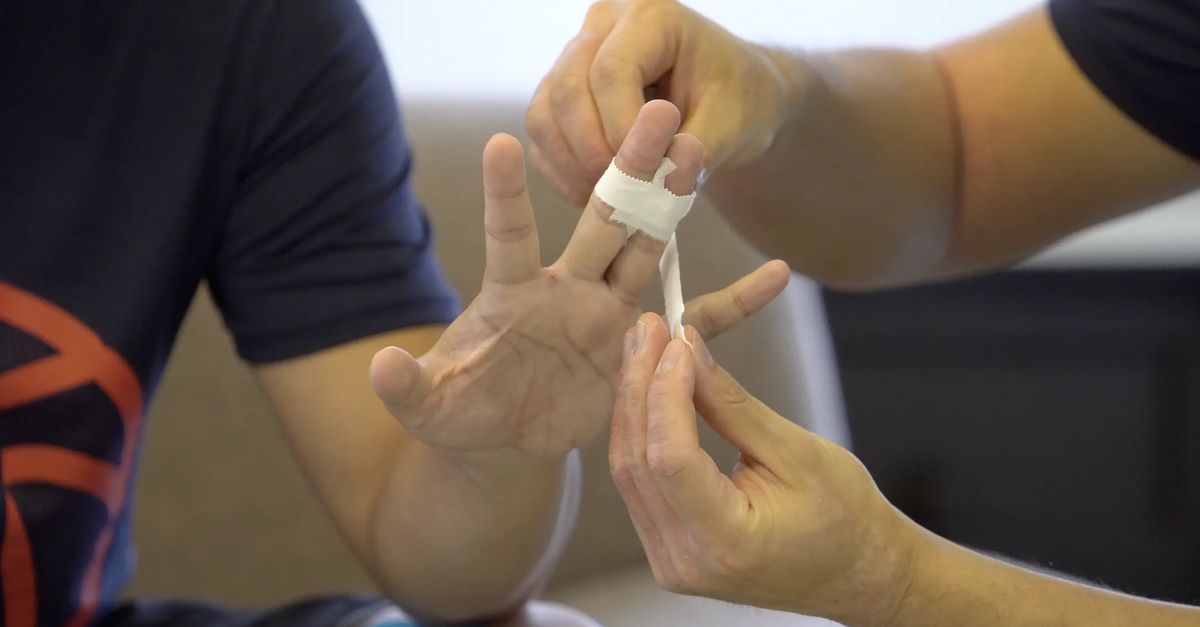 BASKETBALL HOW TO TAPE A MALLET FINGER
