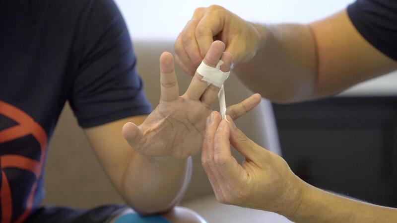 BASKETBALL | HOW TO TAPE A MALLET FINGER 