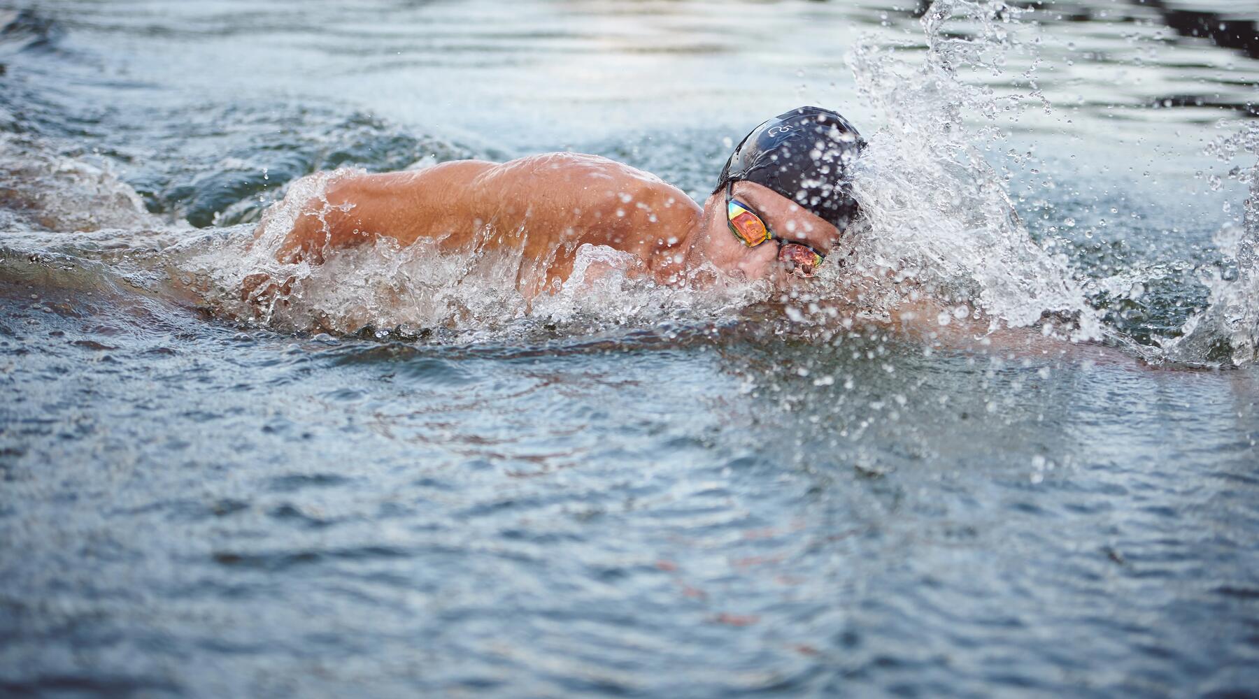 So atmest du richtig beim Schwimmen