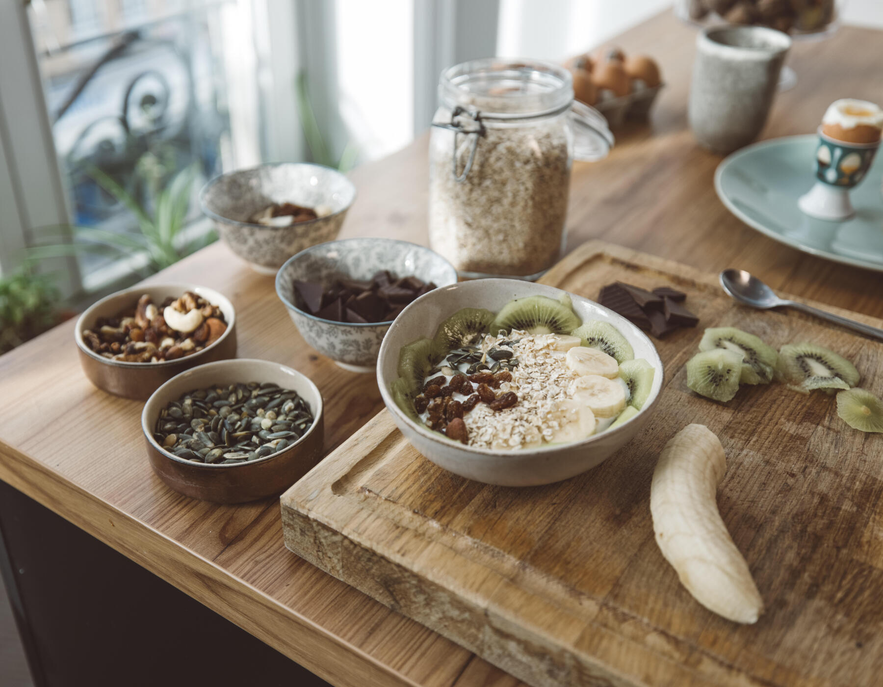 Ingrédients disposés sur une table pour composer un repas équilibré et sportif