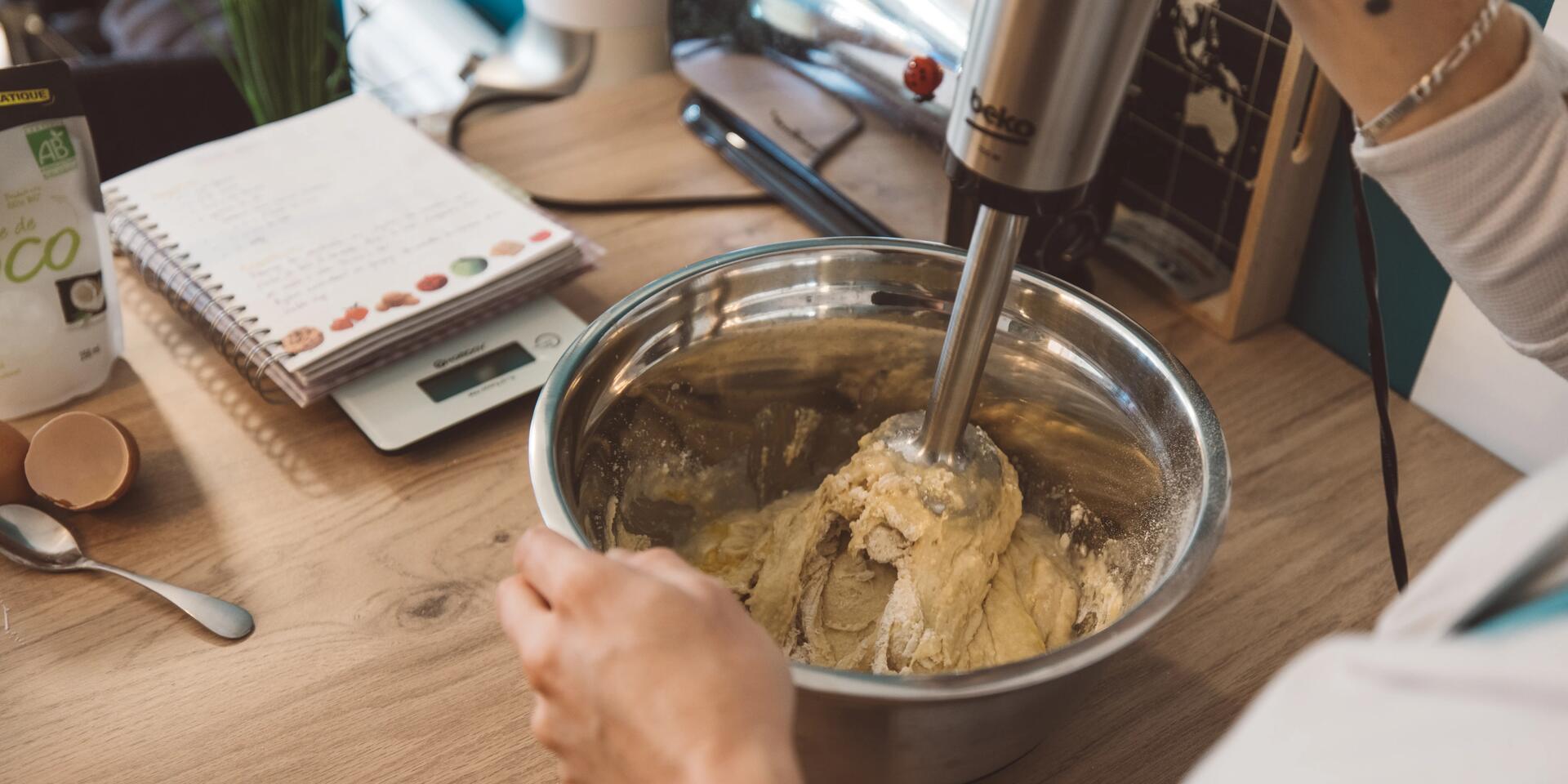 Mandelpulver, Mehl und Proteinpulver für die Low Carb Kekse miteinander vermischen