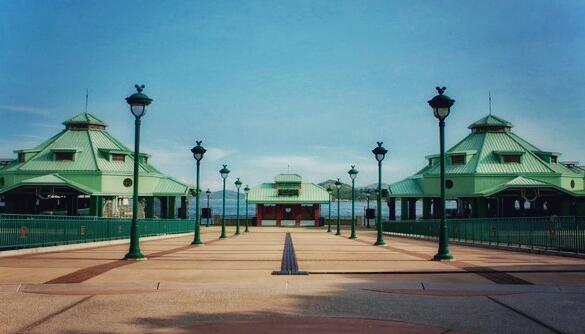DISNEYLAND RESORT PIER