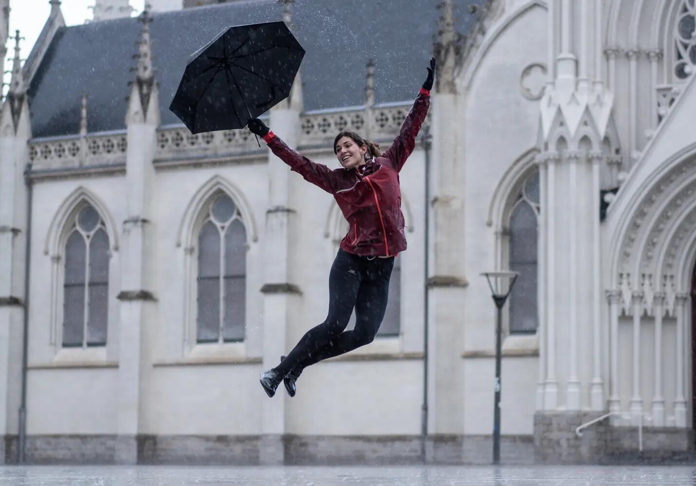 Spazieren im Regen hebt unsere Stimmung