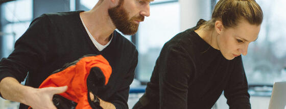 Photo de deux personnes testant un produit