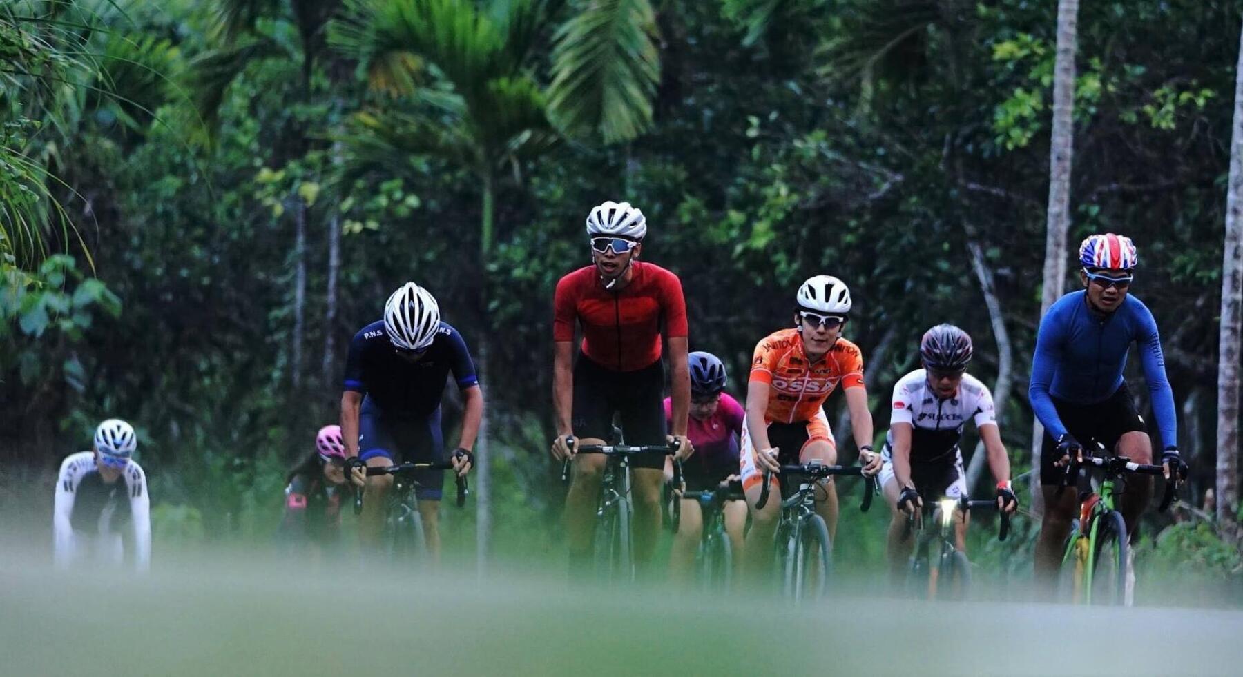 Let's ride a bike with your friend 