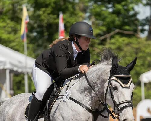 Tamara Ducatel, conseillère sport en équitation à Boisbriand en compétition équestre sur son cheval.