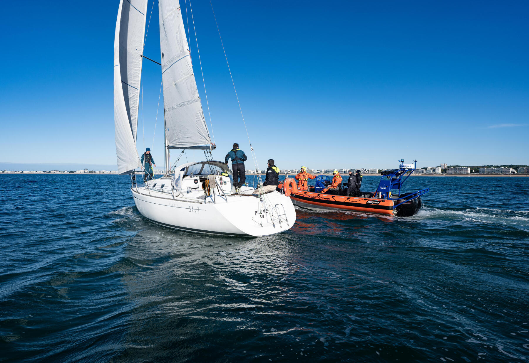 bateau de plaisance et sauveteurs en mer