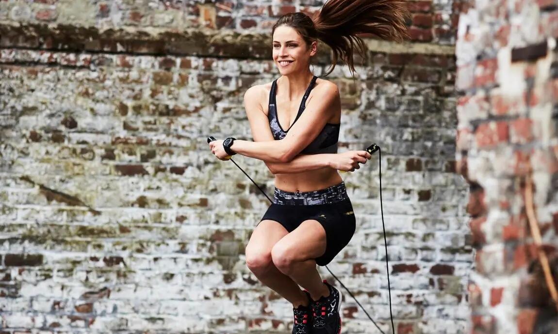 kobieta skacząca na skakance w odzieży fitness