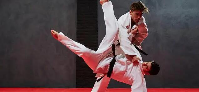 mężczyźni w kimonach trenujący judo