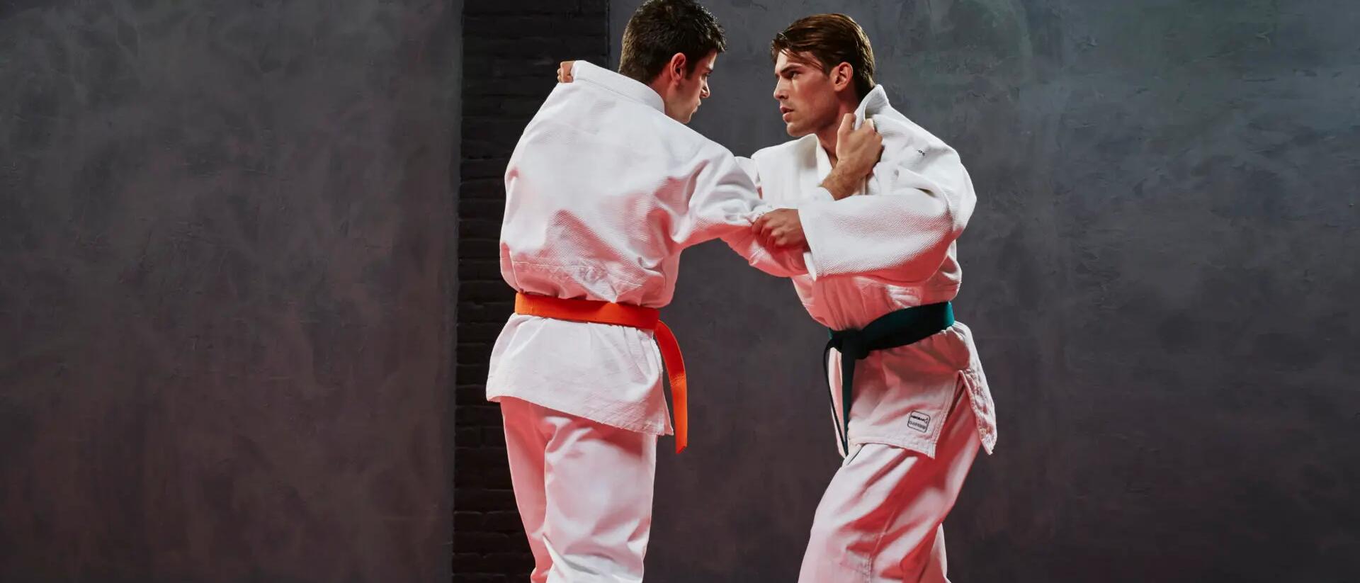 mężczyźni trenujący judo w kimonach 
