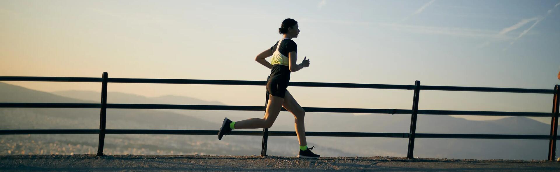 kobieta w trakcie biegu w maratonie