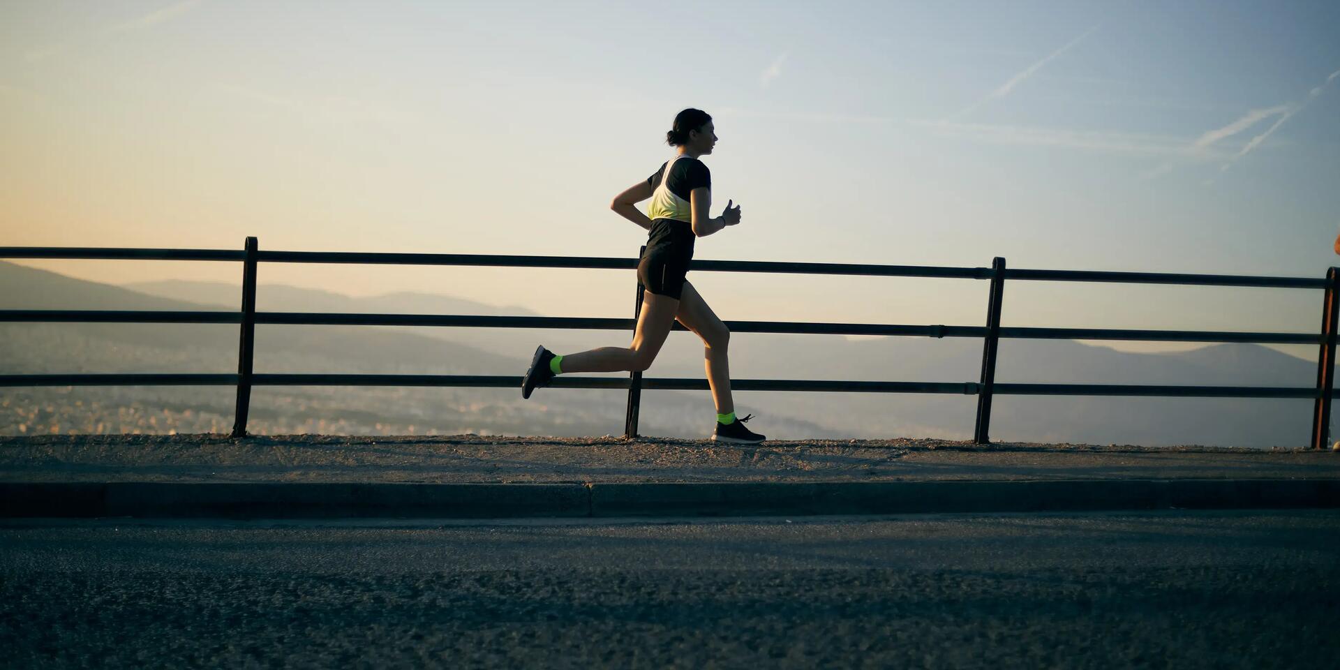 kobieta biegnąca w krótkich spodenkach i bluzce do biegania