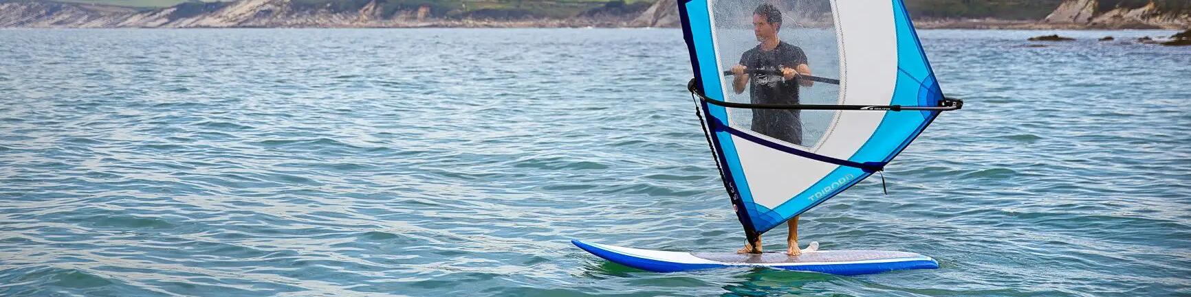 mężczyzna uprawiający windsurfing 
