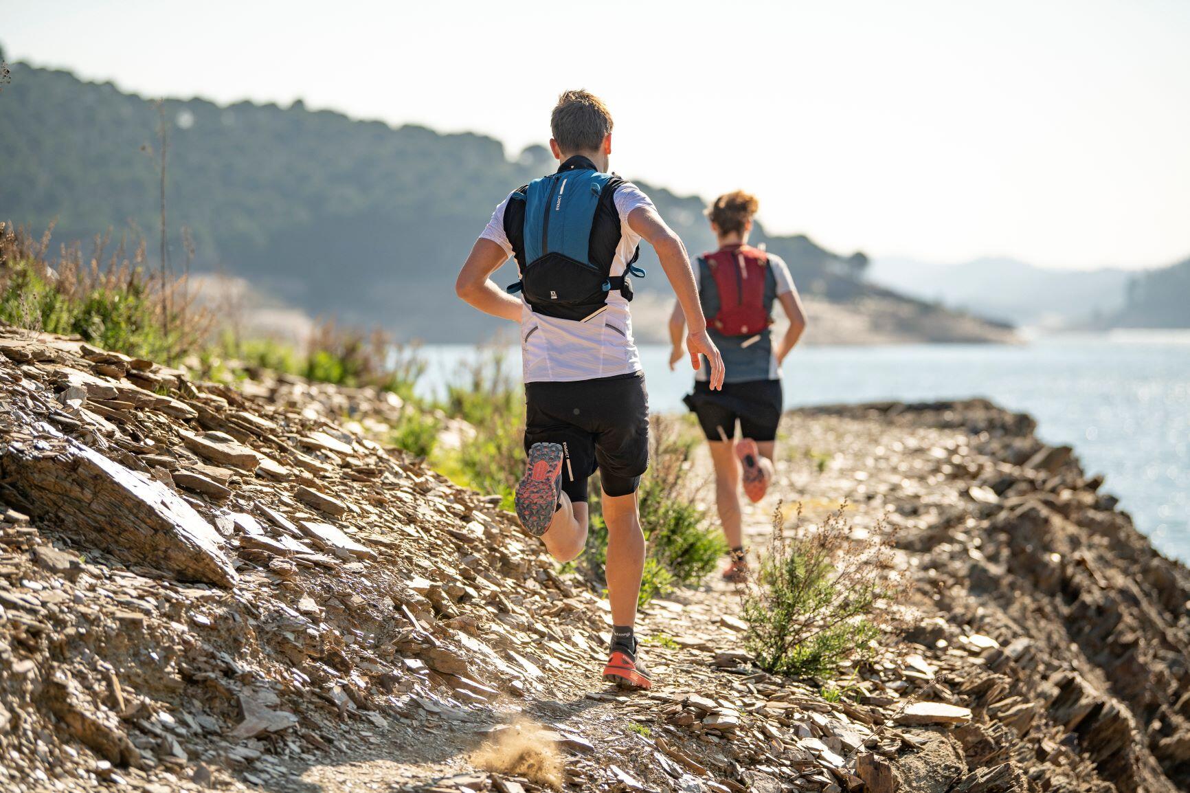 personas corriendo en la montaña