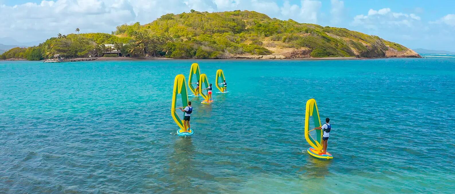 ludzie uprawiający windsurfing na morzu