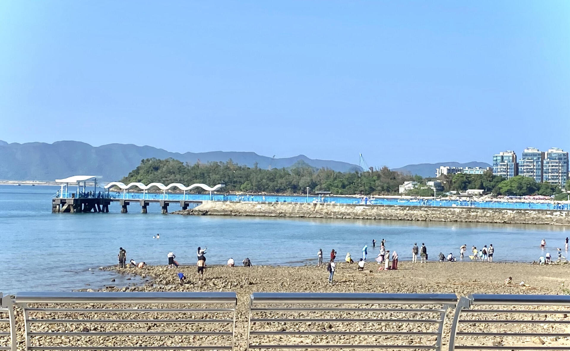 Towards Wu Kai Sha Pier following the cycling paths from twin bridge