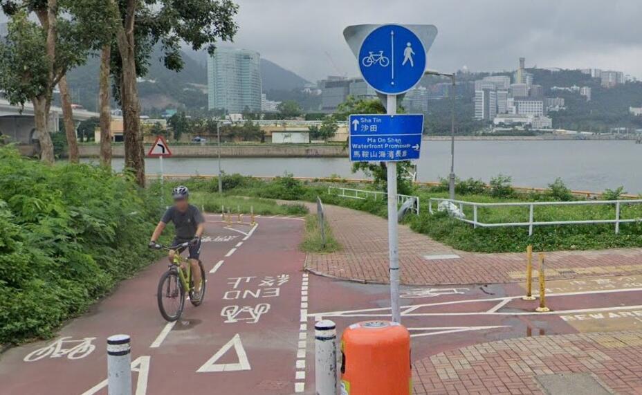 Towards Wu Kai Sha Pier following the cycling paths from twin bridge