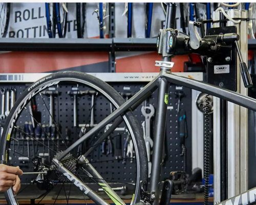 Técnico Decathlon a efetuar reparação numa bicicleta