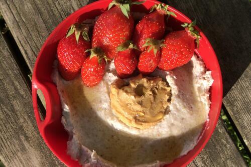 Recette camping : porridge à la fraise