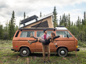 Joana et Éric devant leur fourgonnette de camping au Canada
