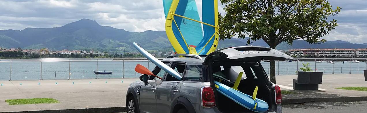 deska windsurfingowa z żaglem w aucie