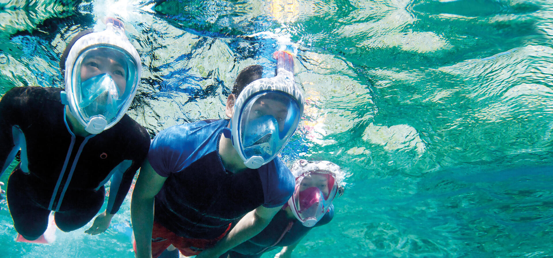 Photo de nageur avec des masques de plongée