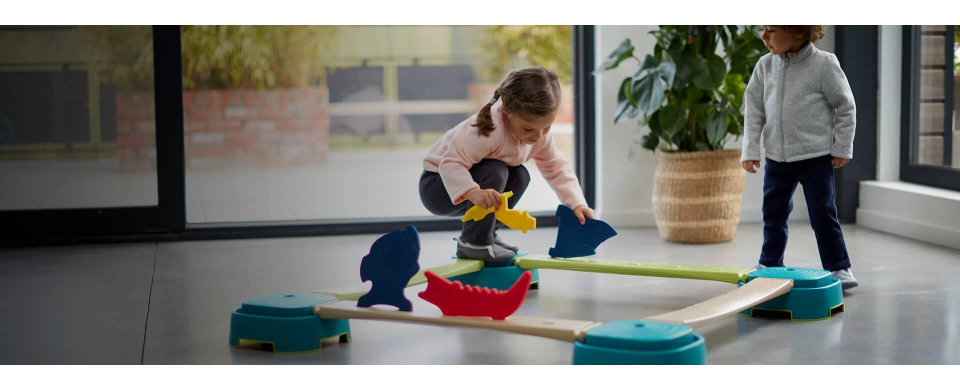 Ejercicio de psicomotricidad infantil con pelotas saltarinas