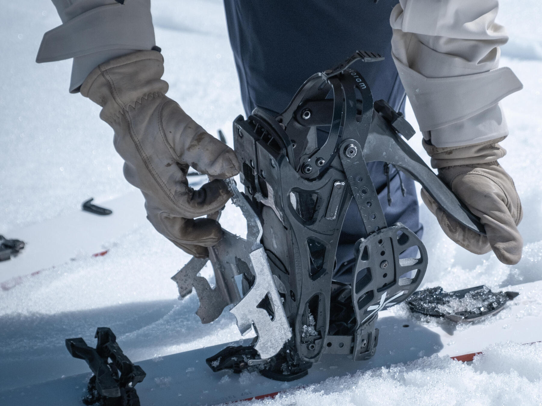 HOW DO YOU USE SPLITBOARD CRAMPONS?