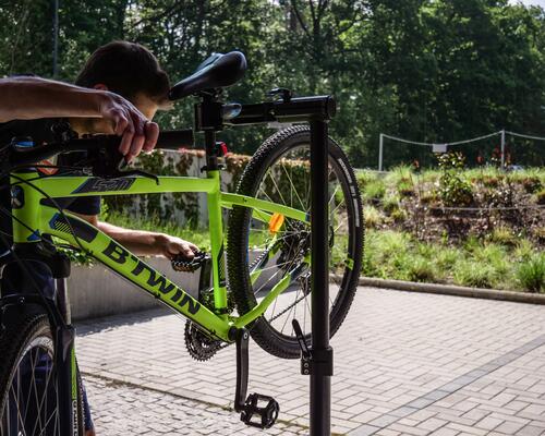 Reparação a ser efetuada numa bicicleta