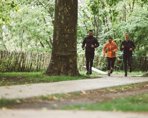 Running Femme Sport. Coureur Féminin Jogging Dans La Forêt D'hiver Froid  Portant Des Vêtements De Course Sportifs Chauds.