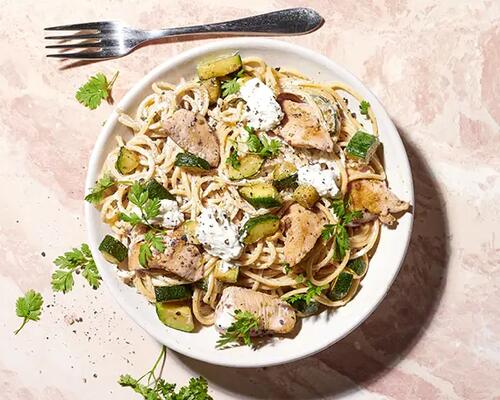 RECETTE DELHAIZE : SPAGHETTI AU POULET, COURGETTES ET RICOTTA