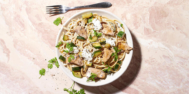 Recette Delhaize : Spaghetti au poulet, courgettes et ricotta