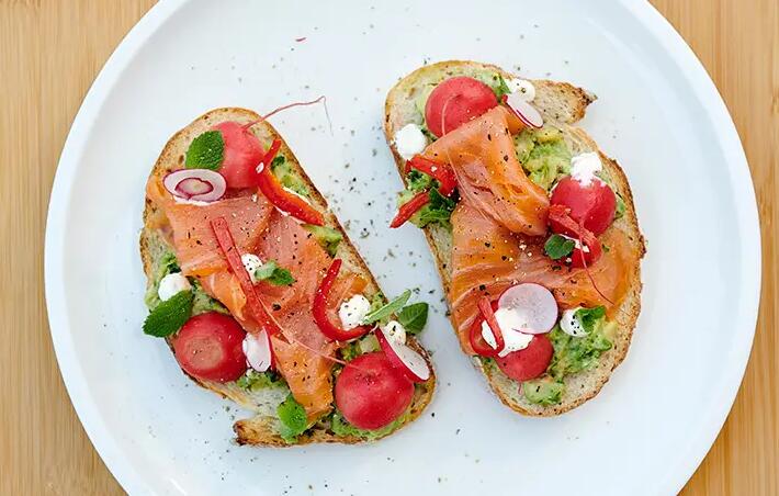 RECETTE DELHAIZE : TOAST AVOCAT ET SAUMON FUMÉ