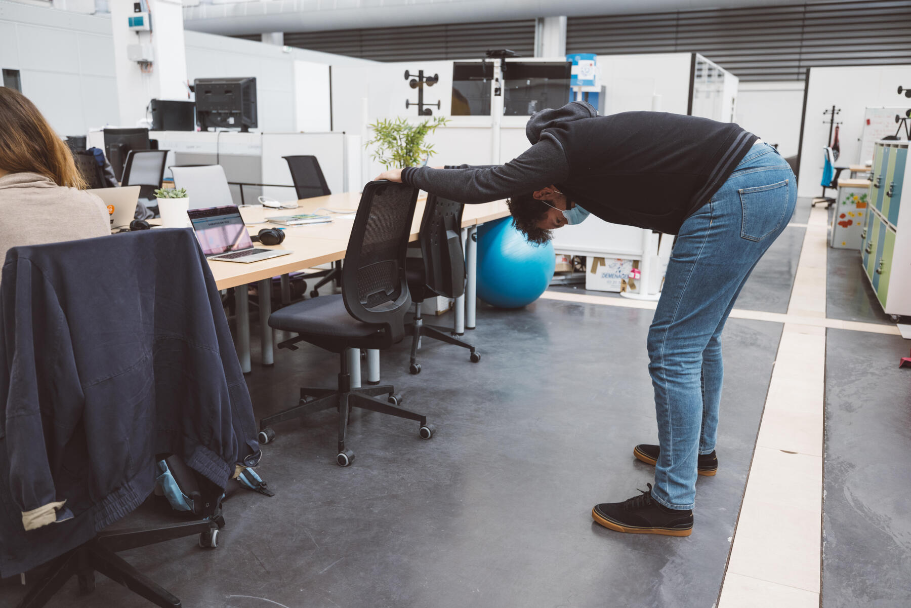 Como praticar desporto (discretamente) no local de trabalho?
