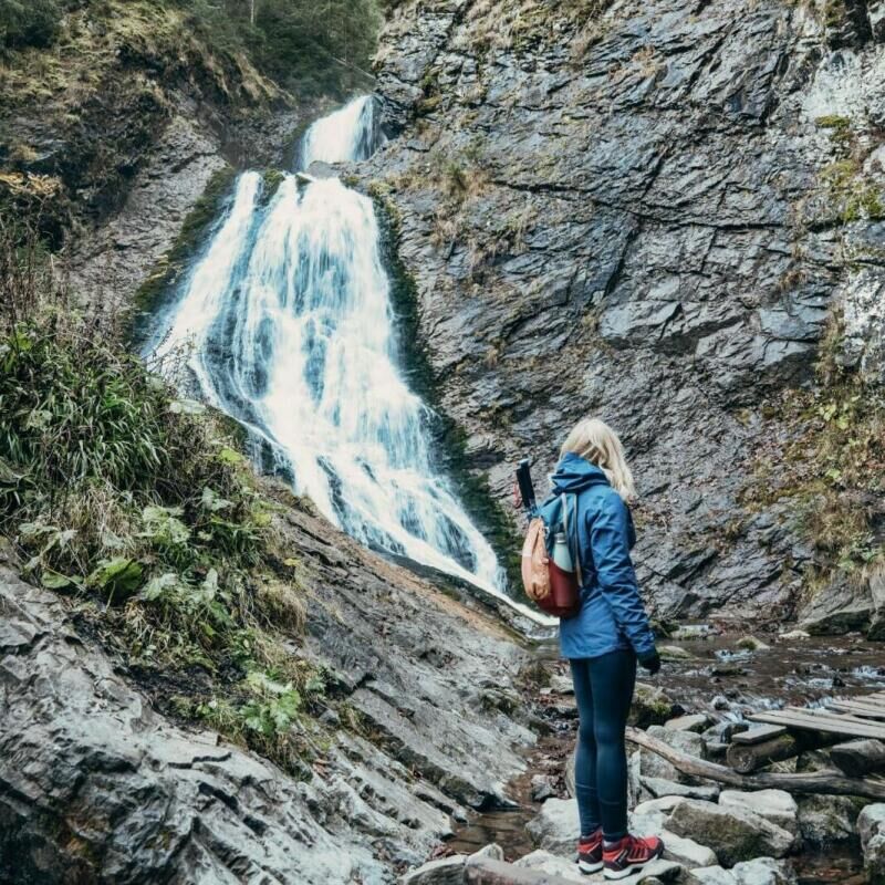 TOP 15 CELE MAI FRUMOASE CASCADE DIN ROMÂNIA PE CARE LE POȚI VEDEA ÎN DRUMEȚII