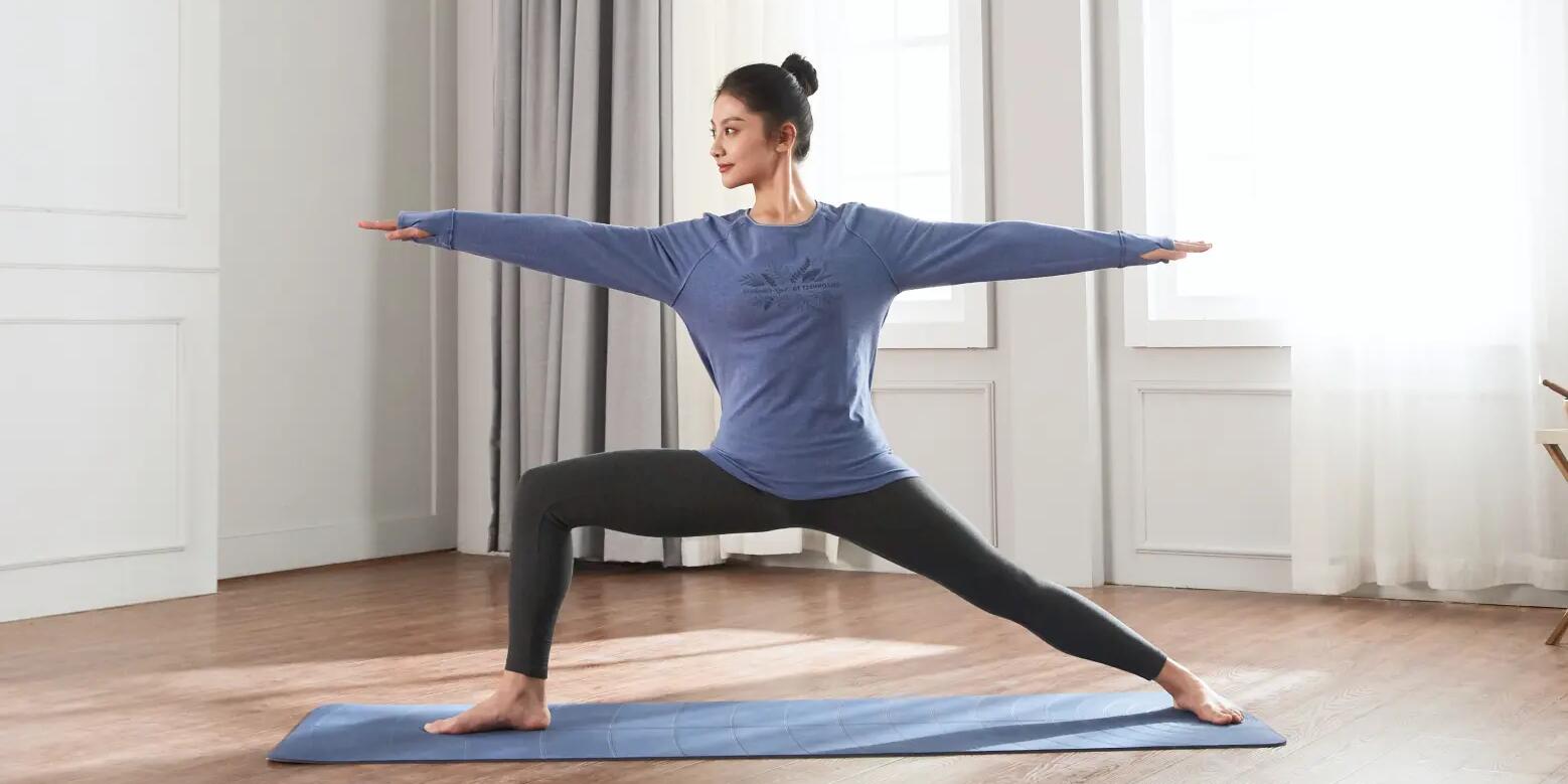 Kobieta na macie ćwicząca jogę