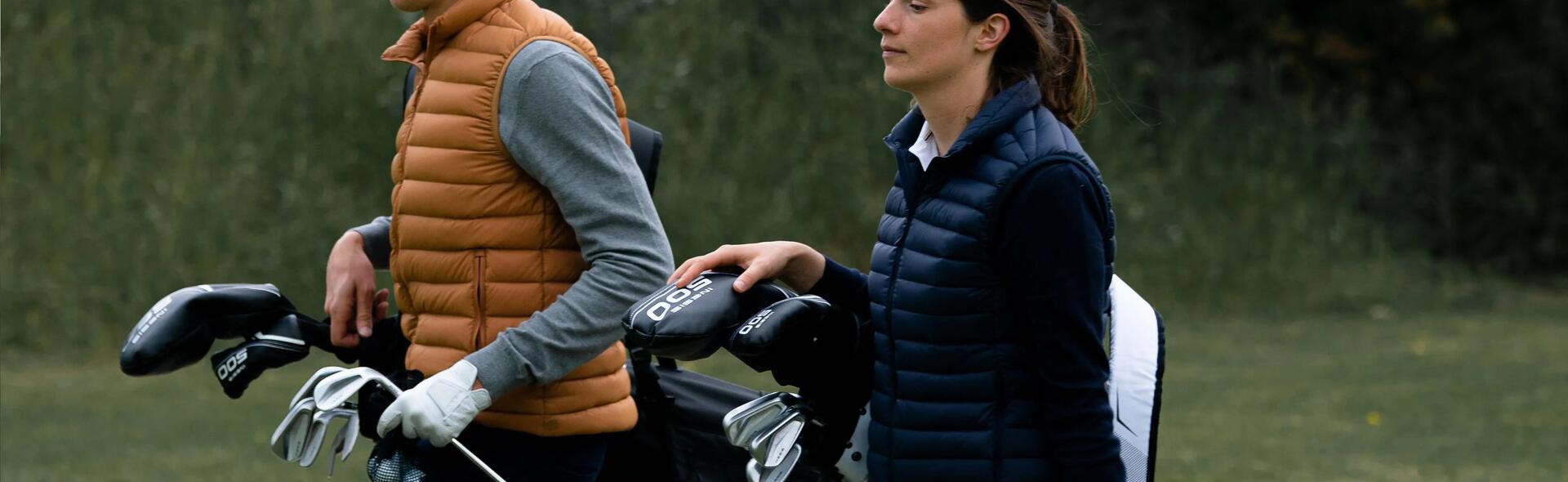 kobieta i mężczyzna niosący kije do gry w golfa w torbach golfowych