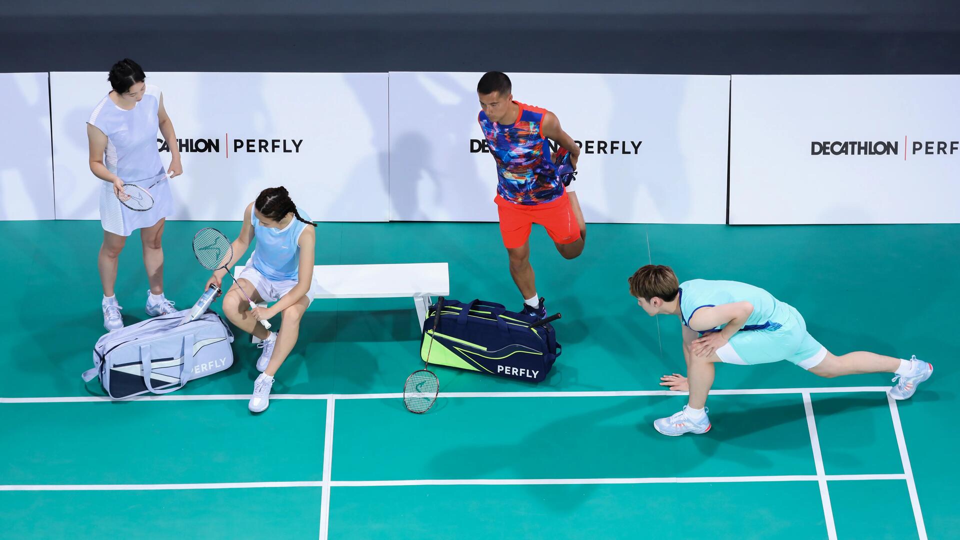 kobiety i mężczyźni w odzieży do gry w badmintona na boisku 