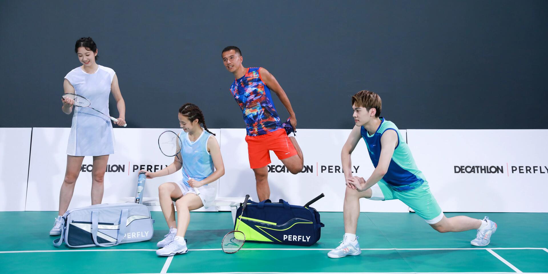 kobiety i mężczyźni w odzieży do gry w badmintona szykujący się do gry