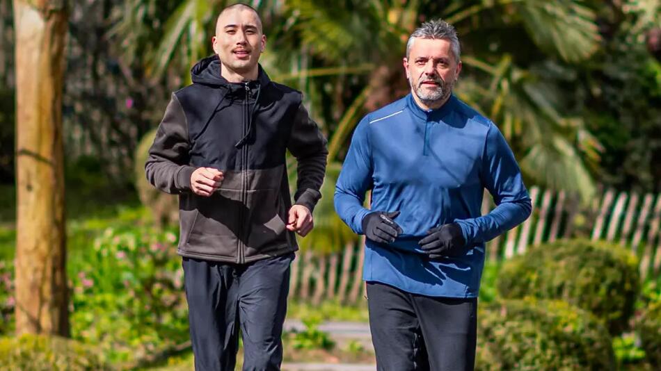 mężczyźni w strojach do biegania uprawiający jogging 