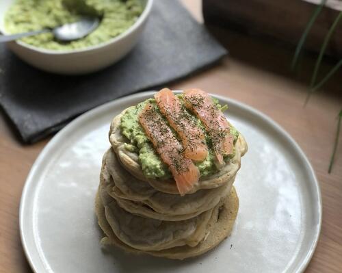 PANCAKES AU PARMESAN, SAUMON FUMÉ & GUACAMOLE