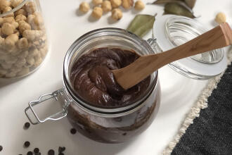 Pot de healthy nutella ou pâte à tartiner au chocolat et à la noisette