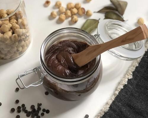 Pot de healthy nutella ou pâte à tartiner au chocolat et à la noisette