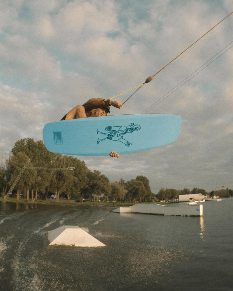 Descubra a prancha Decathlon Wakeboarding x Sam DE HAAN!