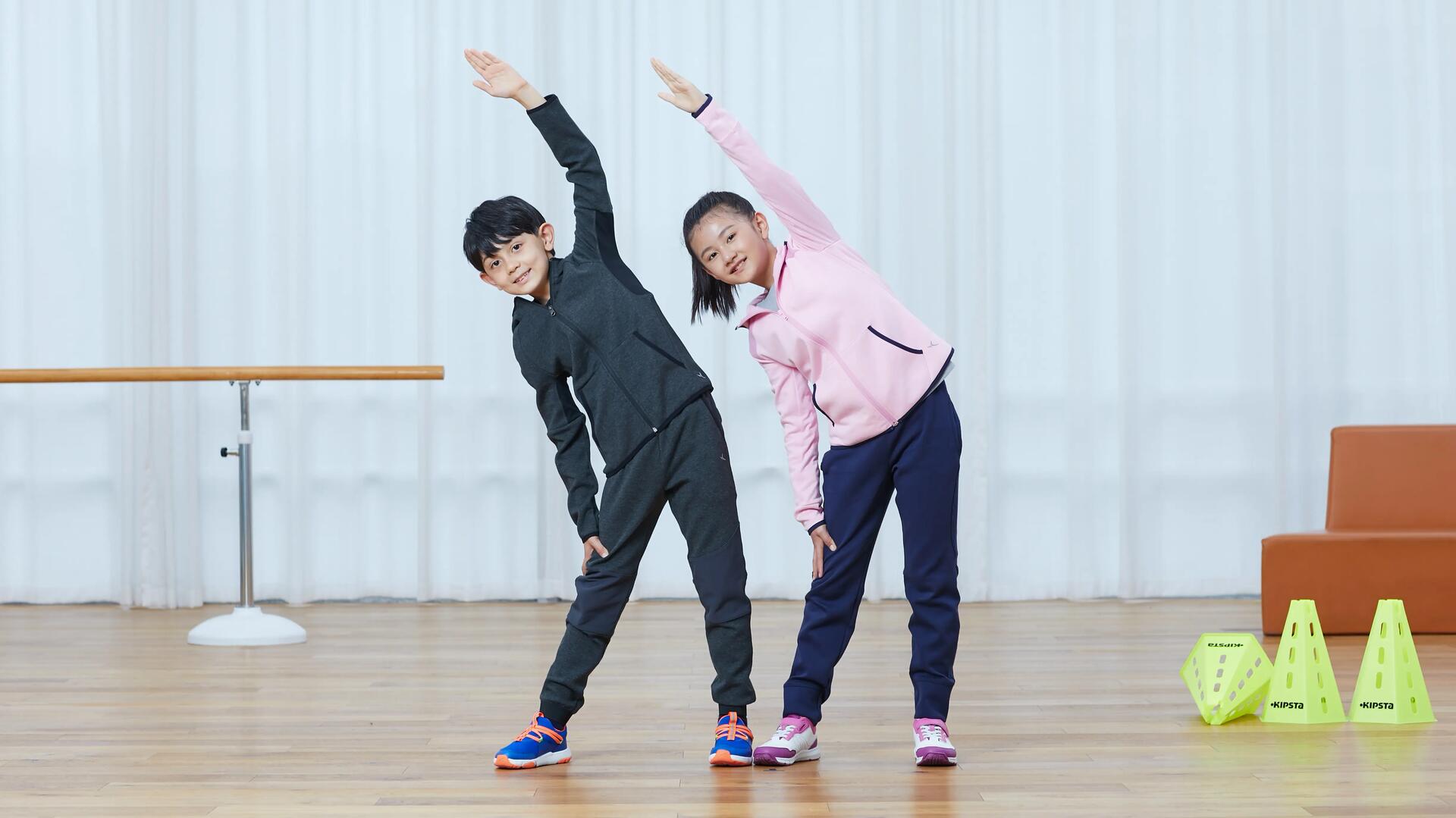 dzieci ćwiczące w odzieży gimnastycznej 